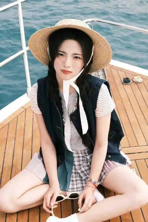 杨超越海边plog##杨超越游船随拍