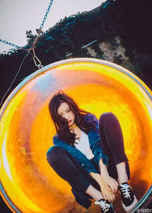 组图:倪妮深v运动装大秀美腿 眼神撩人气质邪魅