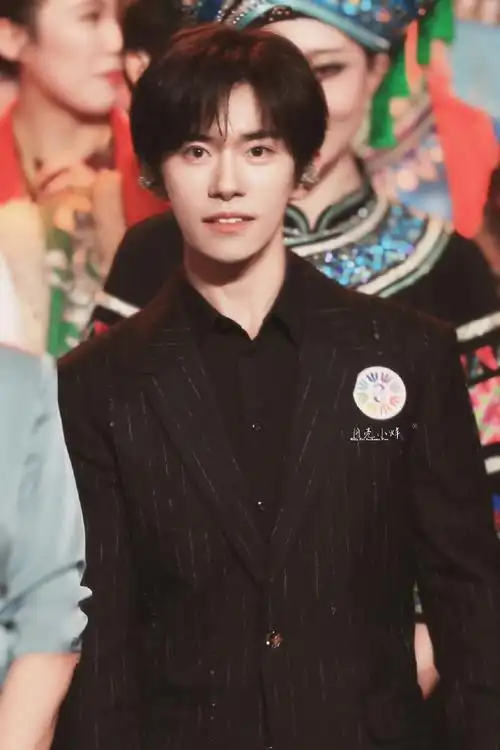 易烊千玺白t牛仔马甲