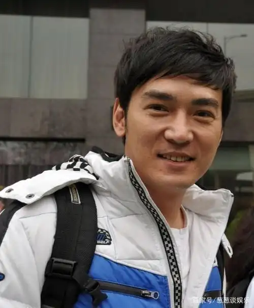 "最嫩老爸"火了!53岁焦恩俊与女儿合影像情侣,吃保鲜剂了?