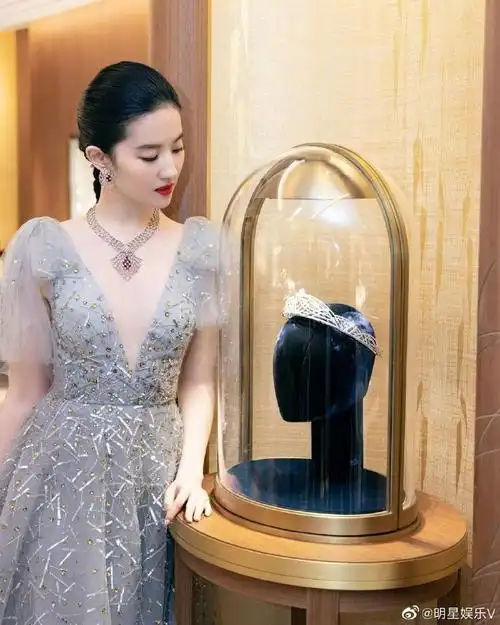 刘亦菲#深v亮钻雾蓝纱裙高冷优雅,仙女气好浓!