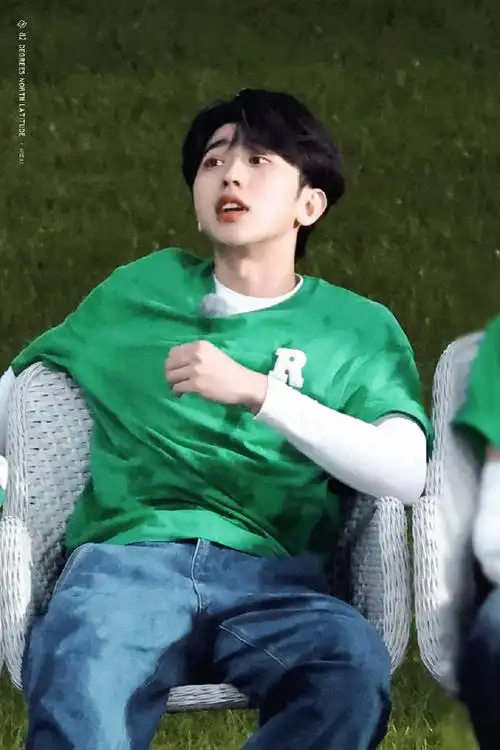 小猪坐着一小坨,站起来好巨  小表情都超可爱#蔡徐坤