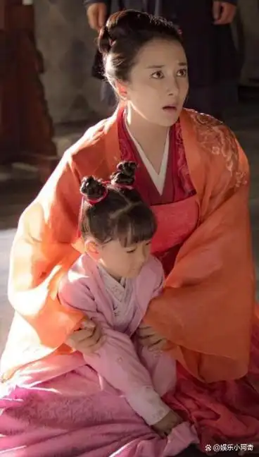 事实证明,"被狗咬伤毁容"的李依晓,走上了一条"康庄大道"