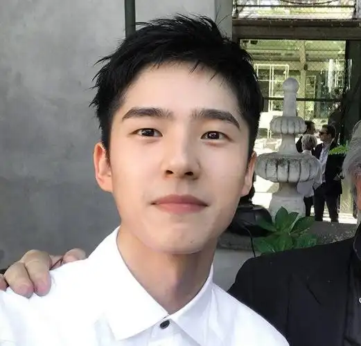 刘昊然给粉丝捐钱默默守护最暖心的偶像粉丝感动流泪