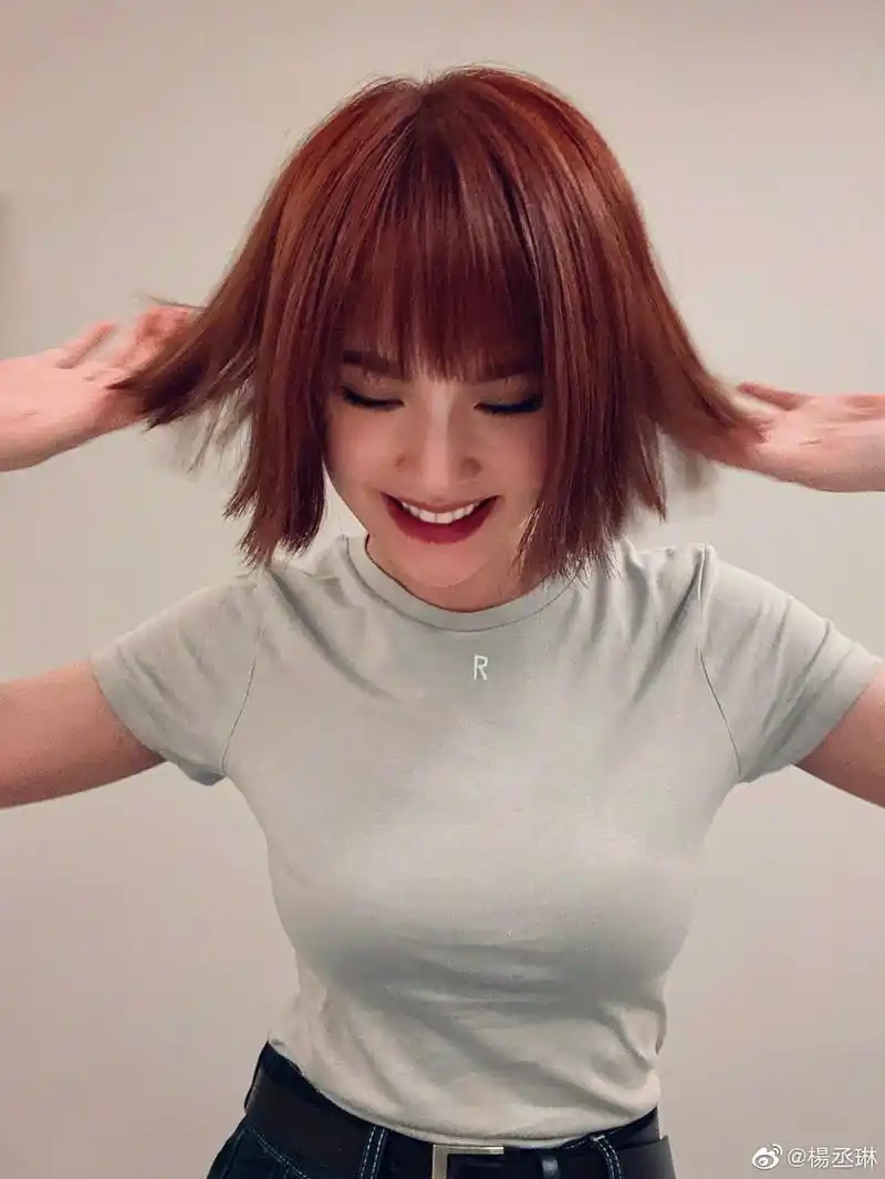 杨丞琳晒短发新造型 波波头齐刘海俏皮可爱