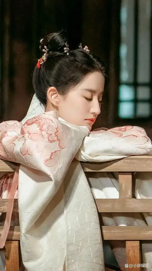刘亦菲的古装扮相真是古色古香一颦一笑都有仙气