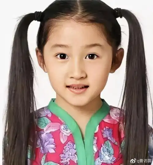 这个一眼就能认出是关晓彤啦!这个小孩是谁?可爱吗?想不想捏捏脸蛋?