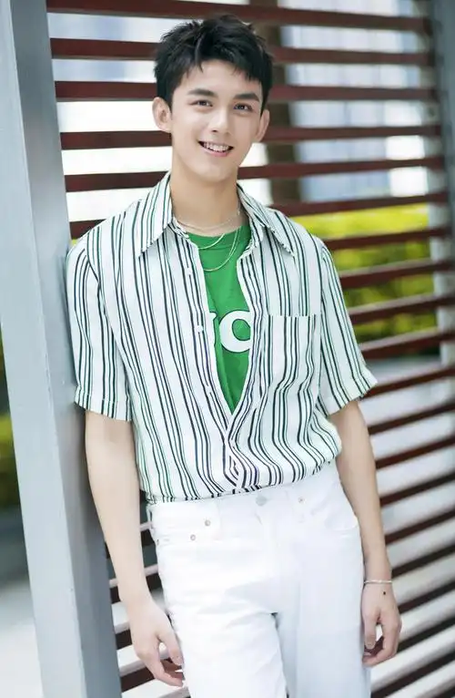 吴磊清爽帅气夏季写真图片