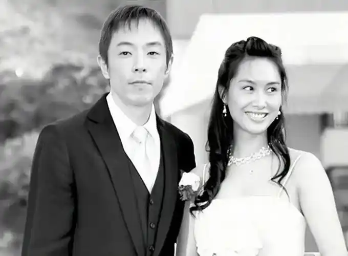 1999年,黄贯中向朱茵求爱成功.