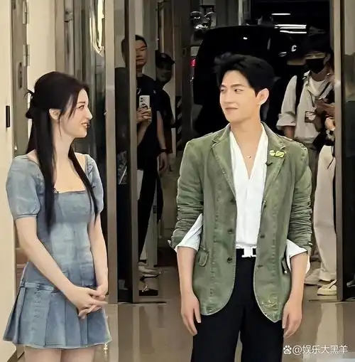 迪丽热巴,作为当红的流量小花,身高被公开为168厘米,理论上,她和杨洋