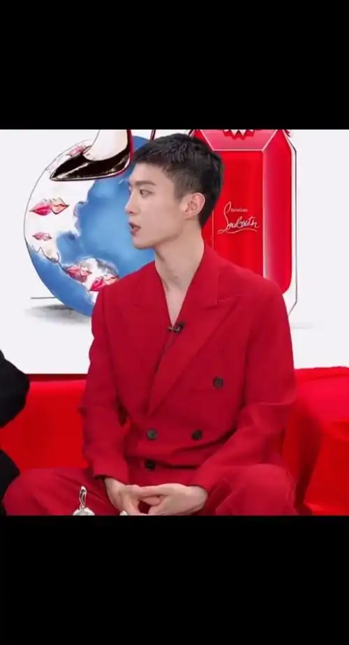 范丞丞红色西装套装造型