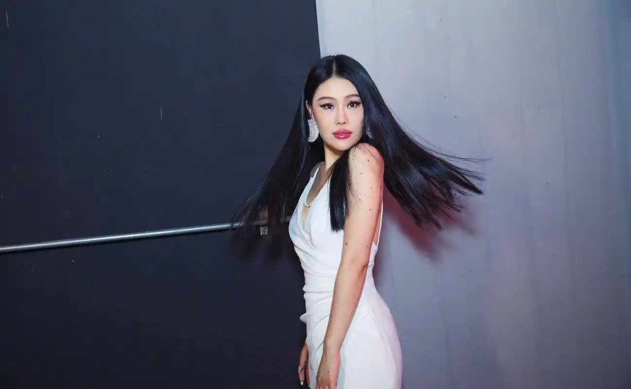 36岁袁娅维身材火辣,一袭时尚白裙秀身材,手臂眼妆镶钻超耀眼!