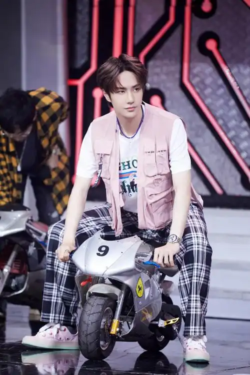 王一博天天向上心愿周用舞蹈和机车绽放青春