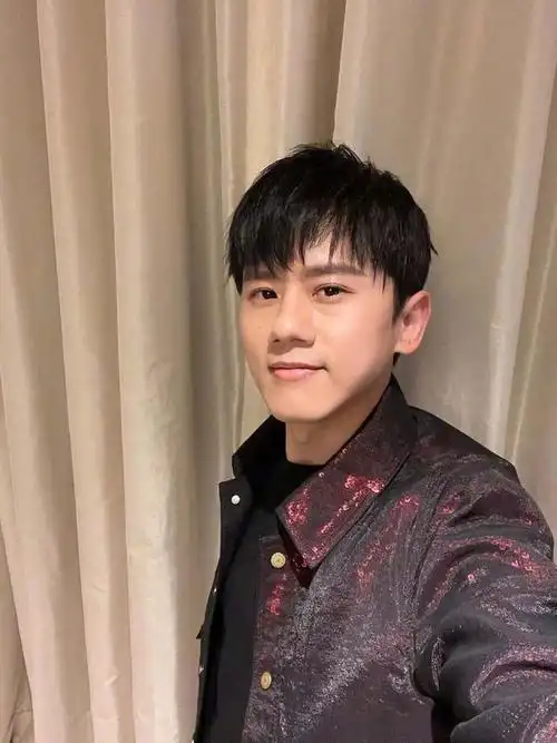 张杰晒自拍胖一圈幸福肥 网友:没少吃老婆谢娜的孕期营养餐