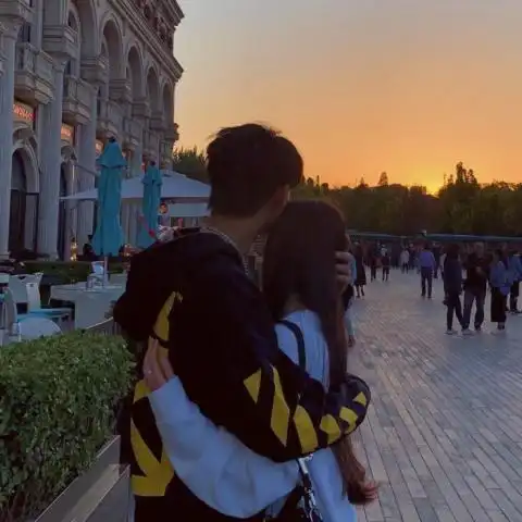 情侣拥抱图片接吻头像一对情侣头像真人接吻两张配对