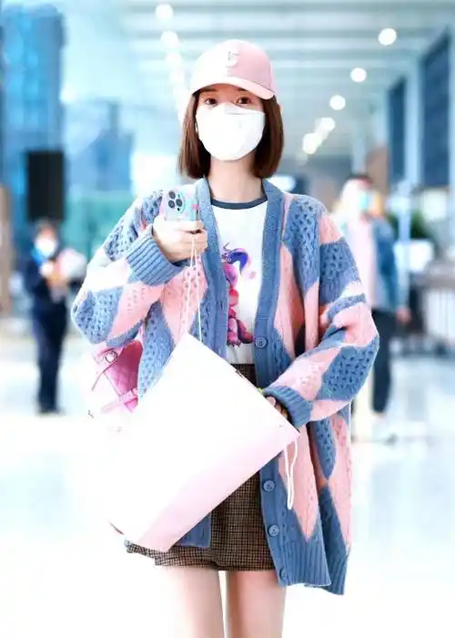 毛晓彤机场穿搭大公开,瞩目时尚减龄look!