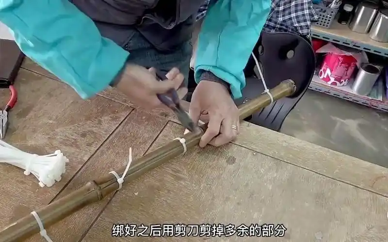 工匠用竹子纯手工制作"笛子"的过程,简单几步让竹子秒变艺术品