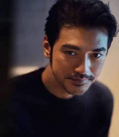 金城武近照曝光留胡子亮相杂志封面男神魅力依旧