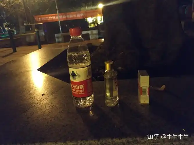 亮再看清楚,去年的烟盒和里面的烟头,我都有保存,当晚的十只烟头,酒瓶