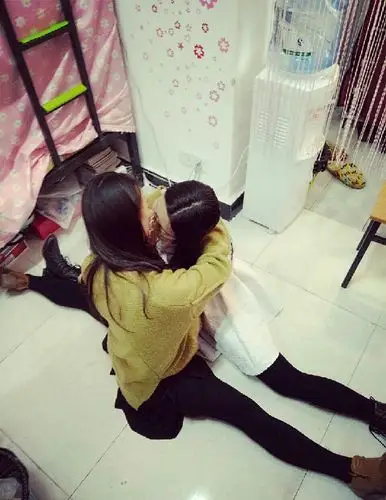 花样秀性感!美女劈腿壁咚秀逆天好身材(组图)