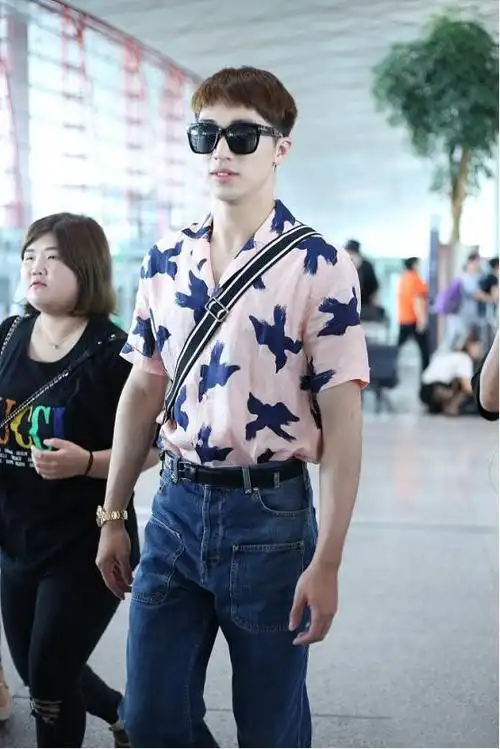 机场照中的许魏洲,粉色衬衫是否燃起了你的少女心