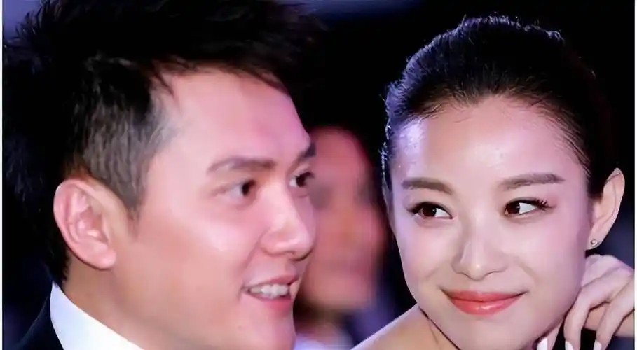 前几天还是好爸爸,这几天就被曝夜会两女,冯绍峰还真是一刻不闲