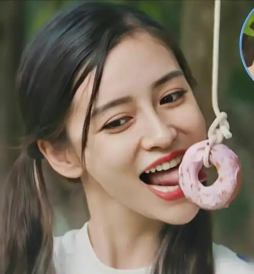 杨颖闭紧嘴巴的时候,她两边的嘴角都特别的长,但是当她大笑的时候嘴角