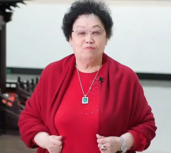 "唐僧"迟重瑞妻子罕见露脸,身价百亿,穿金戴银雍容华贵