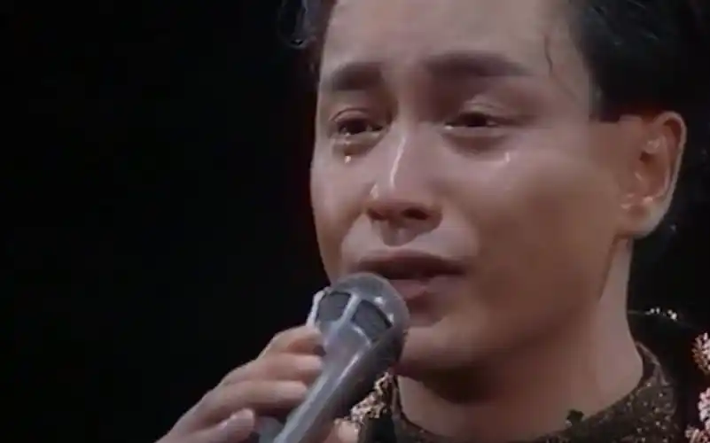 张国荣告别演唱会上含泪唱《风继续吹》,至今无人超越,太经典了