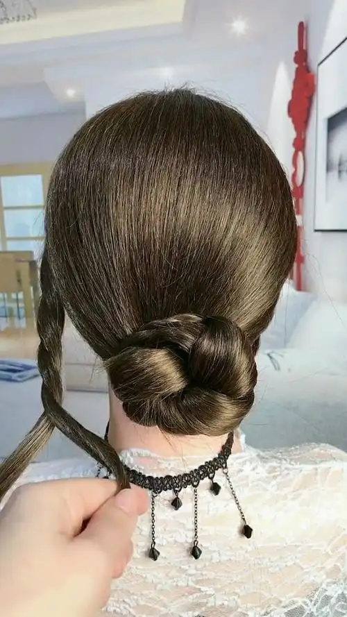干净利落的低马尾盘发,三十岁女人不要再披头散发了