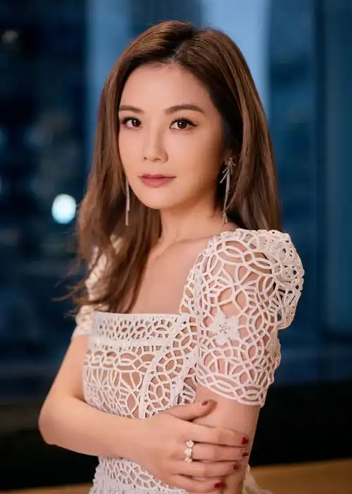 蔡卓妍look图新鲜出炉,一袭蕾丝镂空连衣裙,元气满分,明媚如风温柔扑