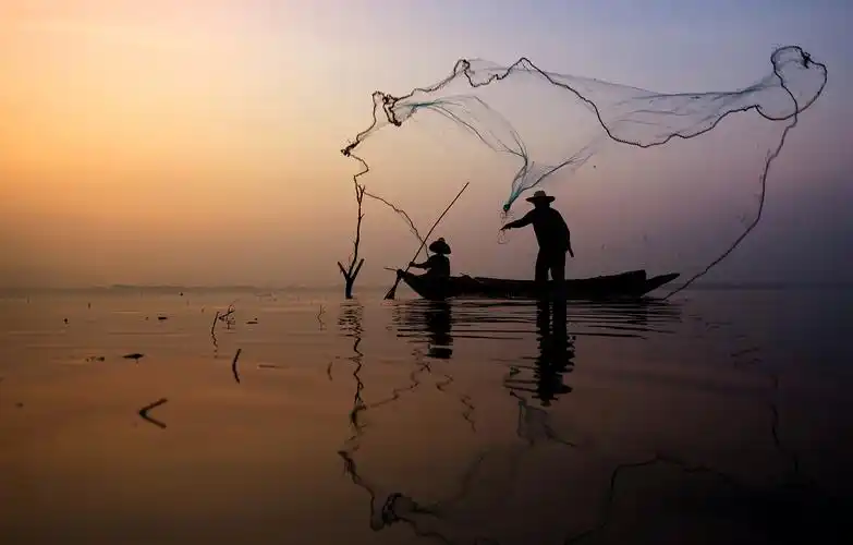 捕鱼在湖蓝色大海旅游风景度假图片海水上的渔船背景图片蓝色大海旅游