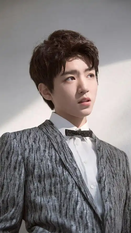 感觉王俊凯上一次弄卷毛发型已经是好久之前的事情了,不同造型不同