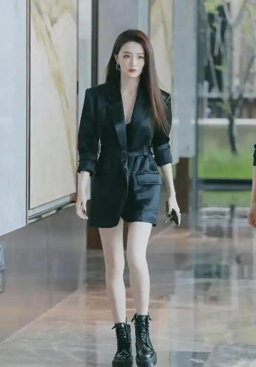 徐璐又美出了新高度穿黑色西装利落干练一双豆腐腿更惹眼