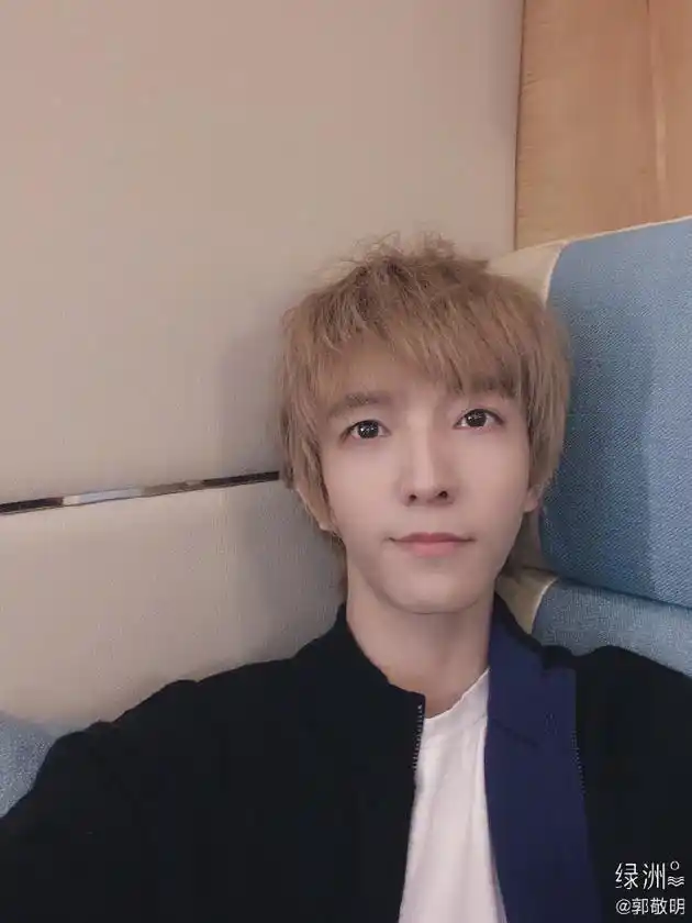 好害怕." 照片中的郭敬明将头发染成淡黄色,皮肤白嫩细致,清爽又减龄.
