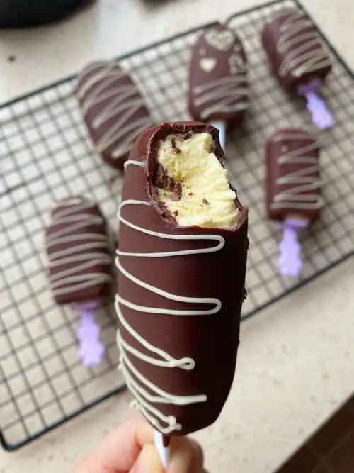 芒果巧克力脆皮雪糕制作方法