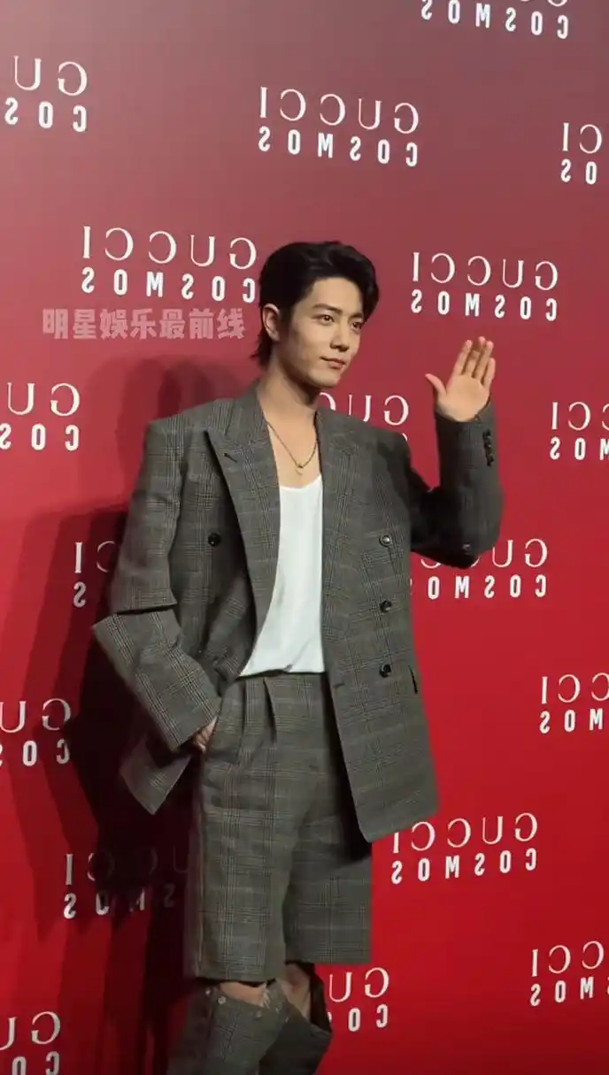 肖战 大背头,破洞裤西装亮相,潇洒帅气