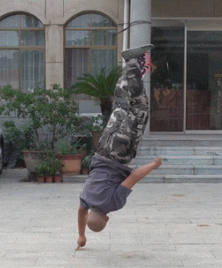 济南一男子苦练一指禅空翻30秒能翻25个果然高手在民间啊