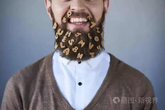 带字母贴纸的满脸胡子的男人