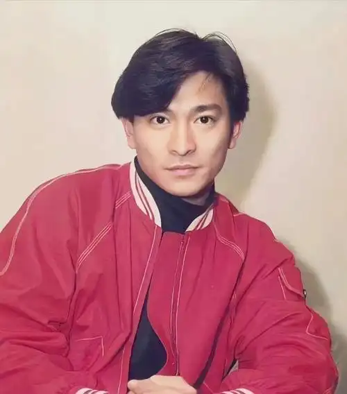 62岁刘德华容颜不老,头发花白像极了可爱的满嘴胡渣的大叔