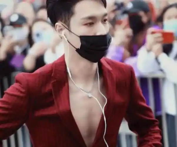 张艺兴挑战最大胆穿搭,上身半裸仅穿西装,腹肌若隐若现秀性感