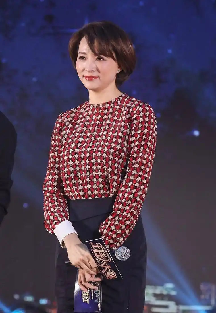 董卿真是优雅的代名词穿紧身印花裙看着挺艺术身材好养眼