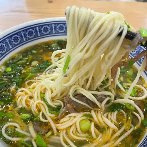 家附近开了一家最近爆火的兰州牛肉面 每次路过都被飘香十里的羊肉串