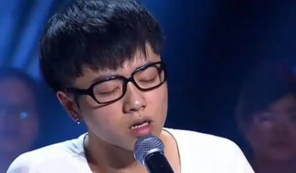 华晨宇最新照片瘦成撕漫男对比刚出道的样子可谓判若两人