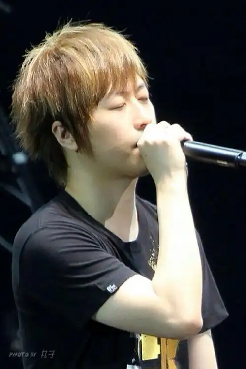 如何评价五月天主唱阿信的颜值?