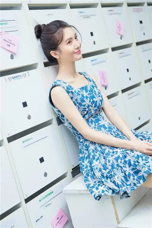 金晨开学季清新写真 丸子头连衣裙穿梭校园