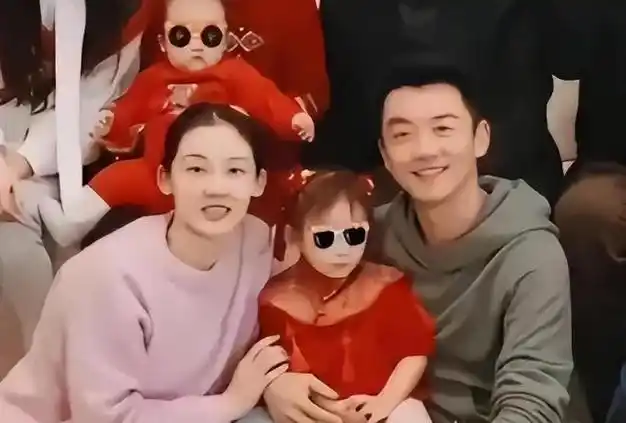 郑恺苗苗两家人吃团圆饭三胎女宝宝出镜老大老二正脸都像郑恺