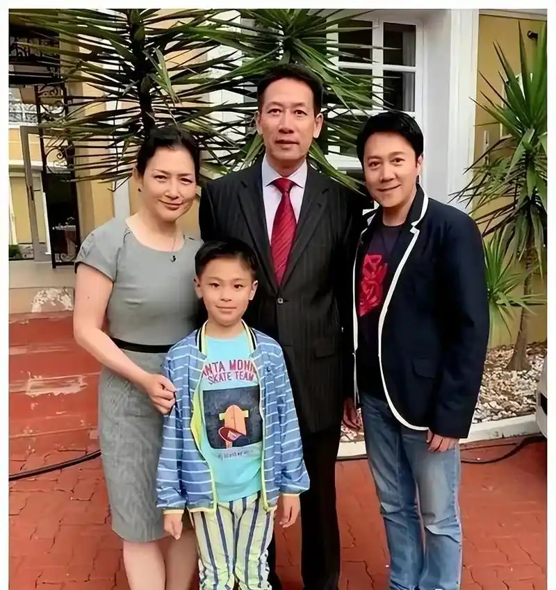 蔡国庆一家三口罕见同框,现在到了中年家庭美满幸福,老婆气质优雅大气