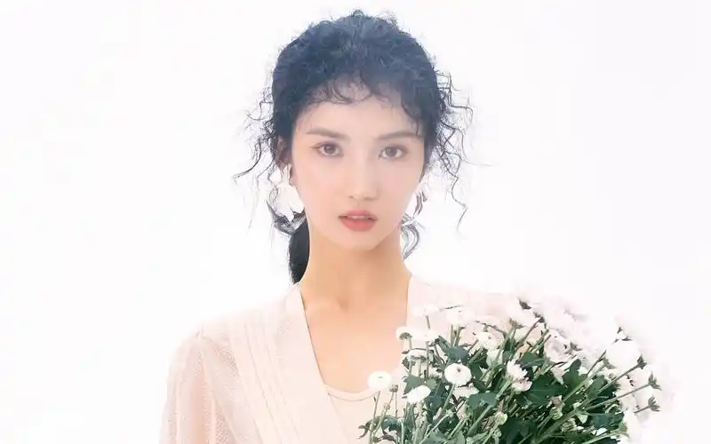 刘些宁优雅白裙桌面壁纸