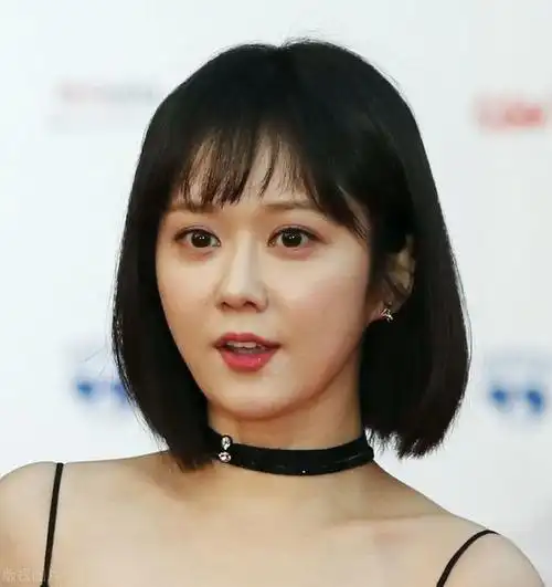 张娜拉剪短发太娇俏一袭吊带裙成熟又风情脸上却留着婴儿肥